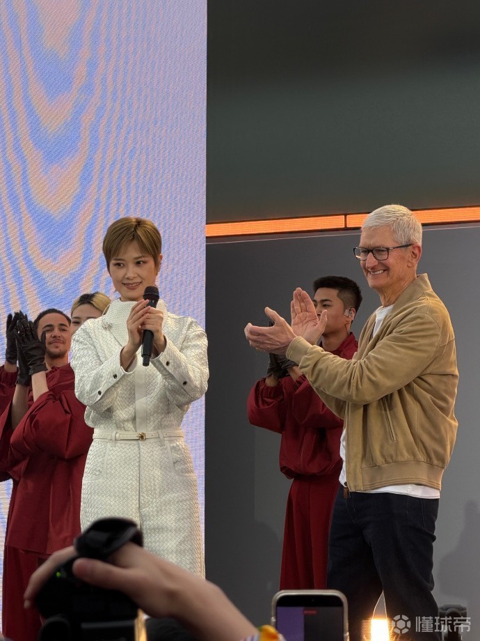 吳艷妮社媒曬與蘋果CEO合影，配文：和庫克聊天也很開心