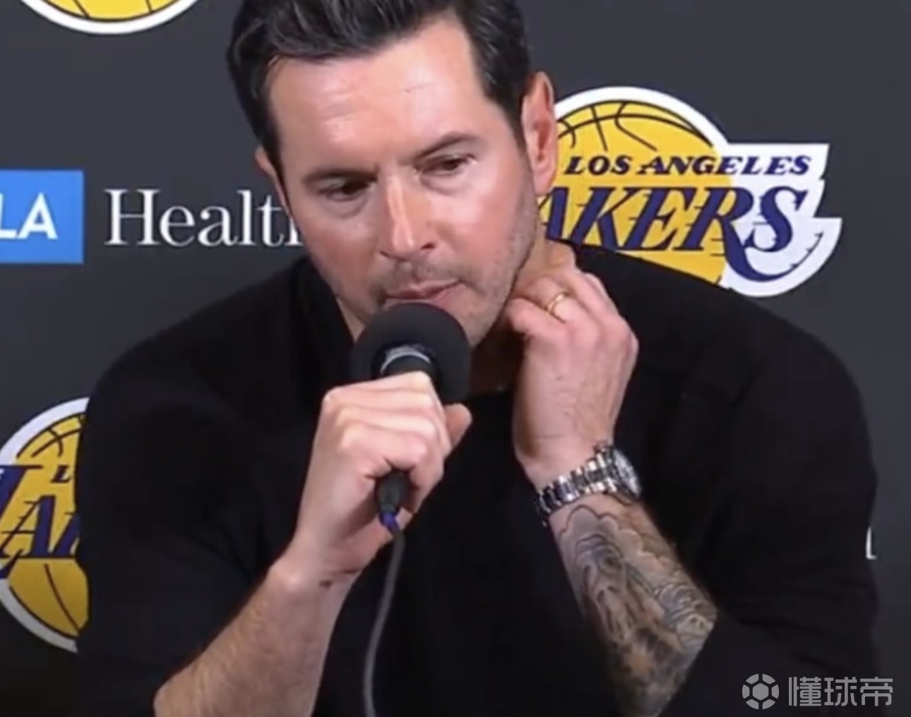 裁判漏吹詹姆斯被打手犯規，雷迪克：又一個根據比賽結果隨意更改解釋的夜晚